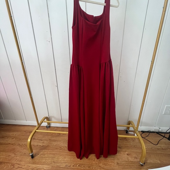 Elegant Red Sleeveless Dress - Picture 3 of 4